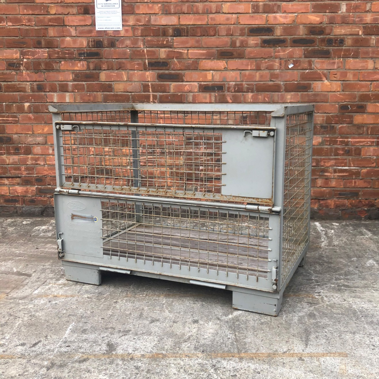 Used Three-sided collapsible cage pallets now available